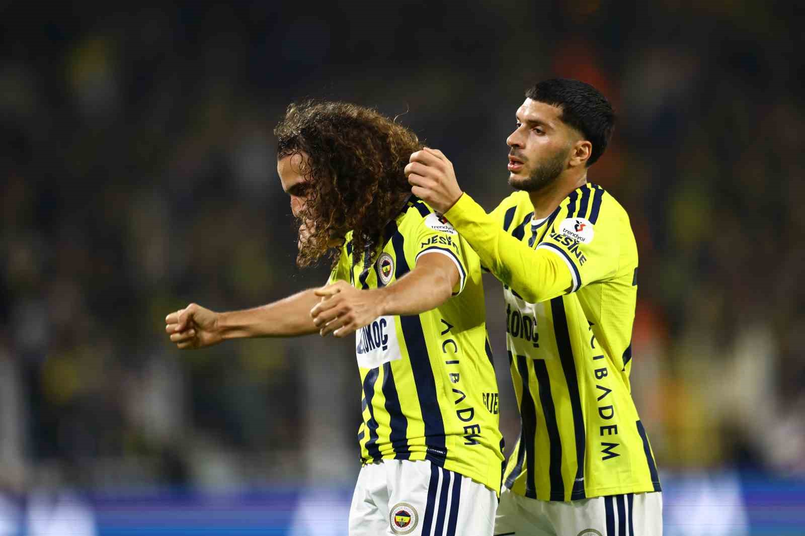 Trendyol Süper Lig: Fenerbahçe: 1 - Göztepe: 0 (İlk yarı)