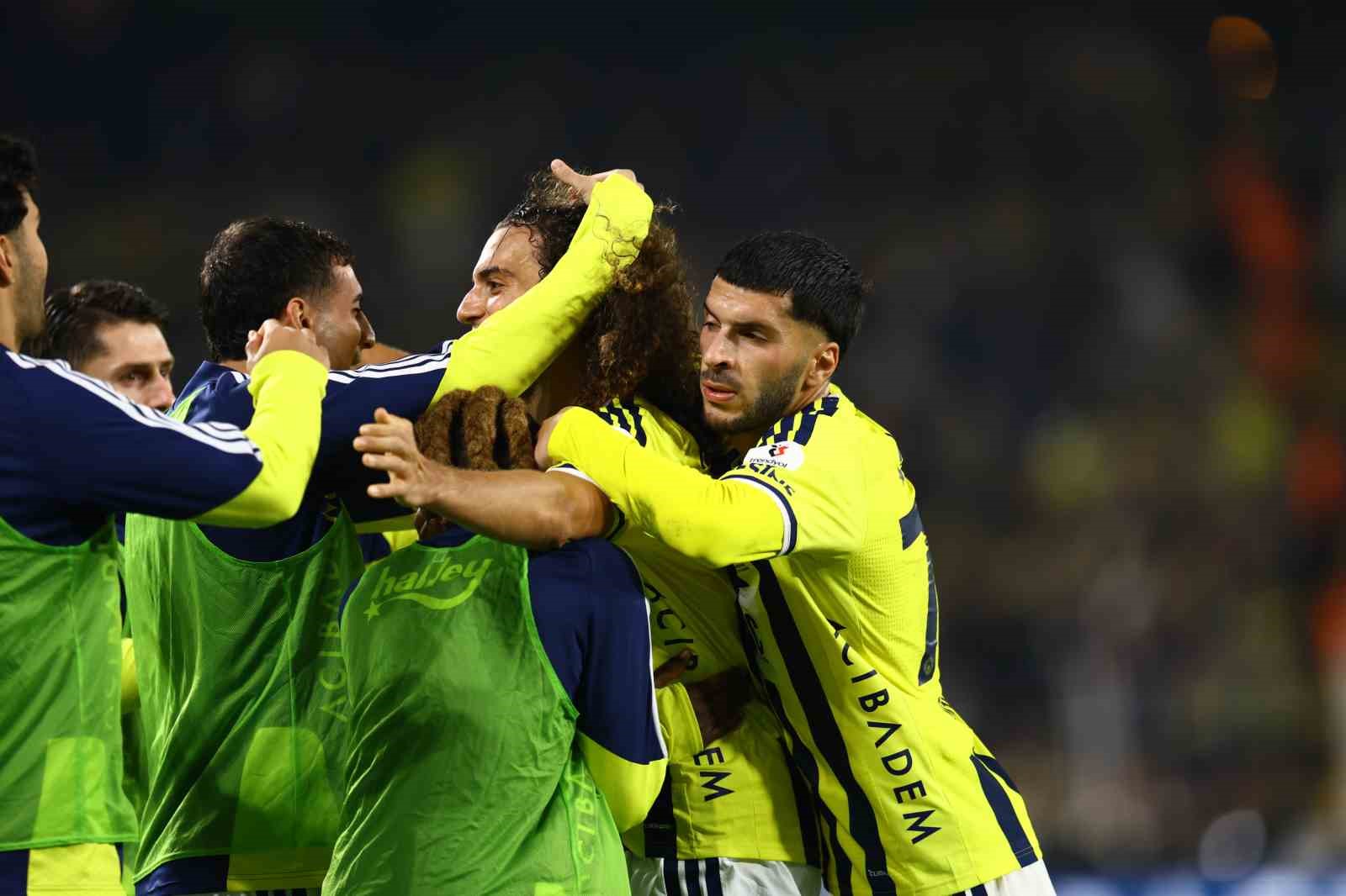 Trendyol Süper Lig: Fenerbahçe: 1 - Göztepe: 0 (İlk yarı)