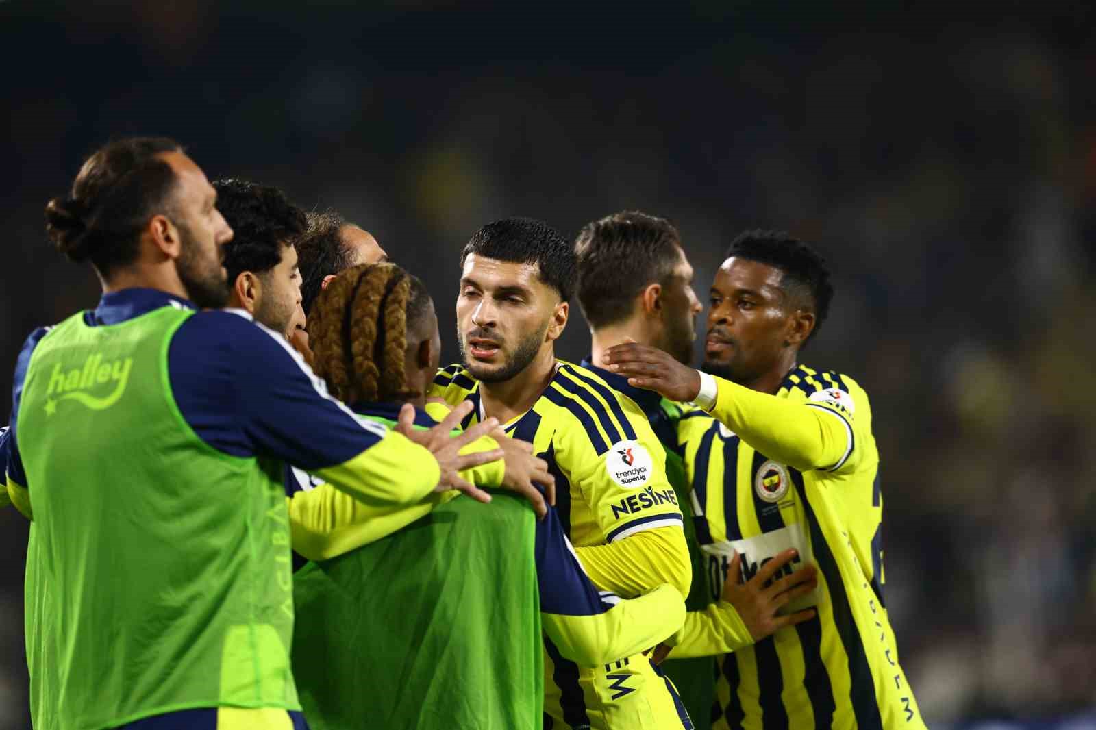 Trendyol Süper Lig: Fenerbahçe: 1 - Göztepe: 0 (İlk yarı)