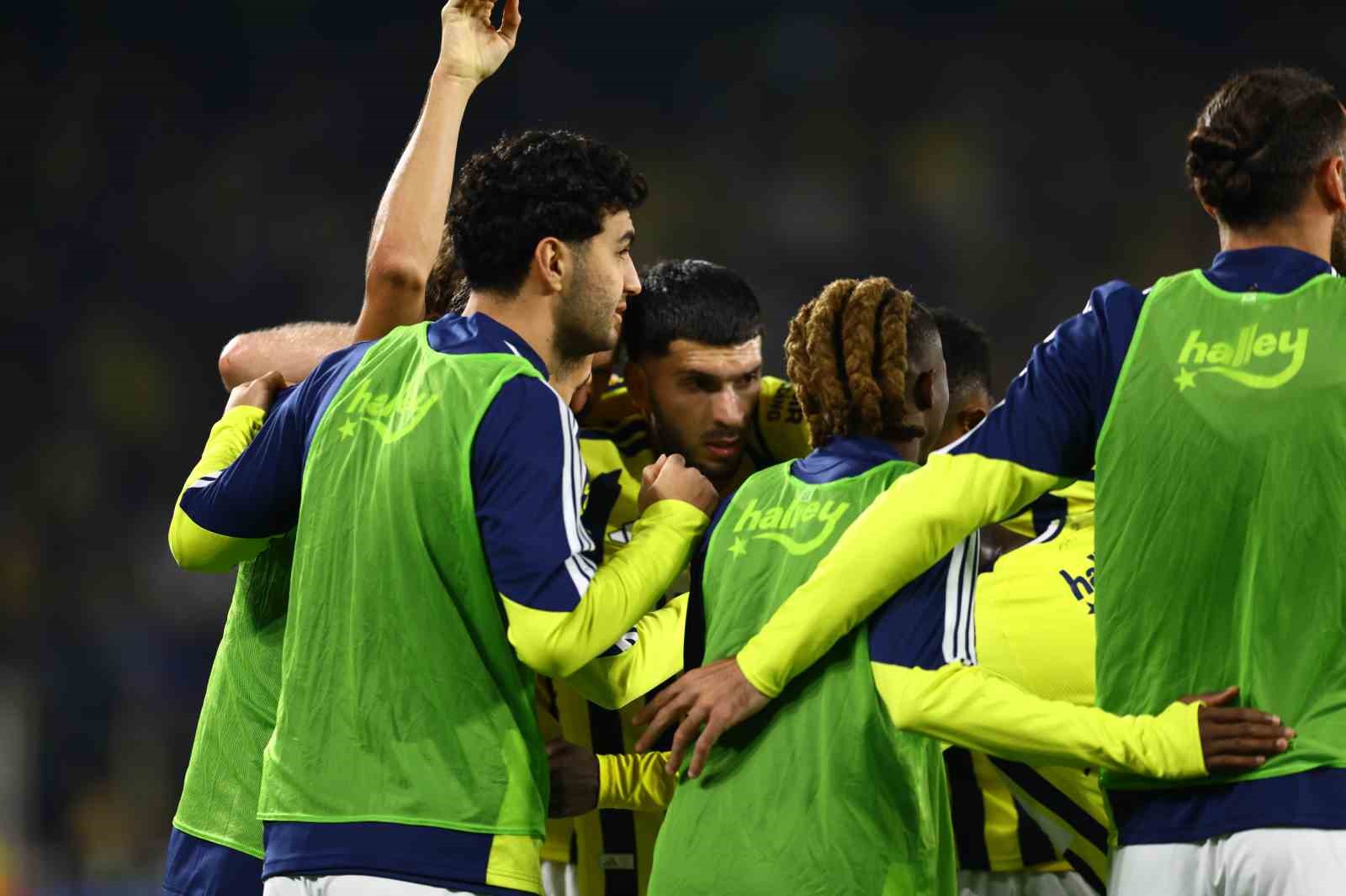 Trendyol Süper Lig: Fenerbahçe: 1 - Göztepe: 0 (İlk yarı)