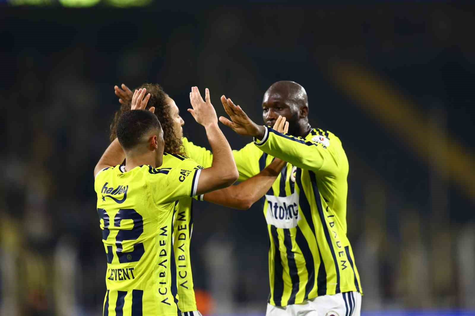 Trendyol Süper Lig: Fenerbahçe: 1 - Göztepe: 0 (İlk yarı)