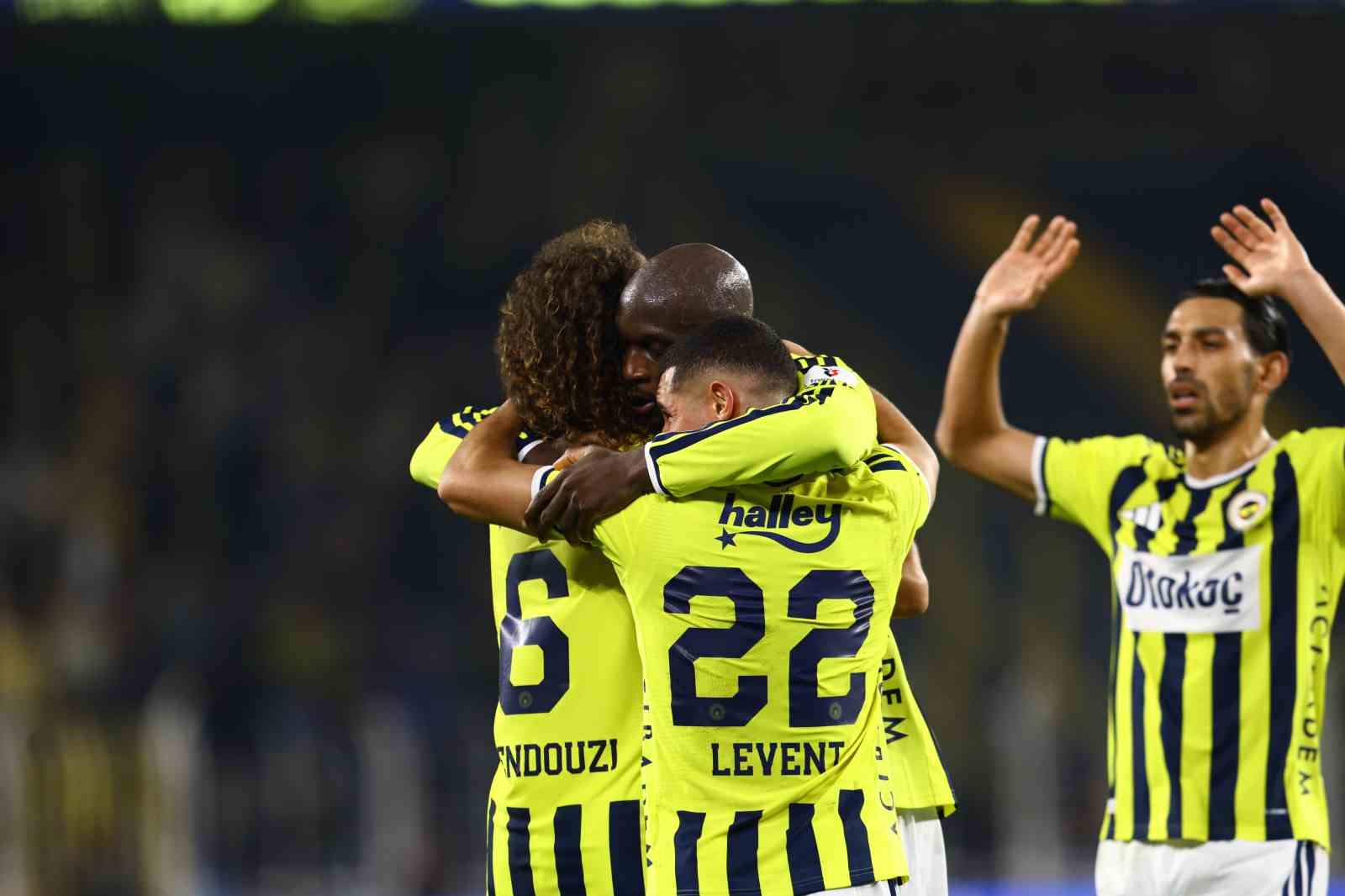 Trendyol Süper Lig: Fenerbahçe: 1 - Göztepe: 0 (İlk yarı)