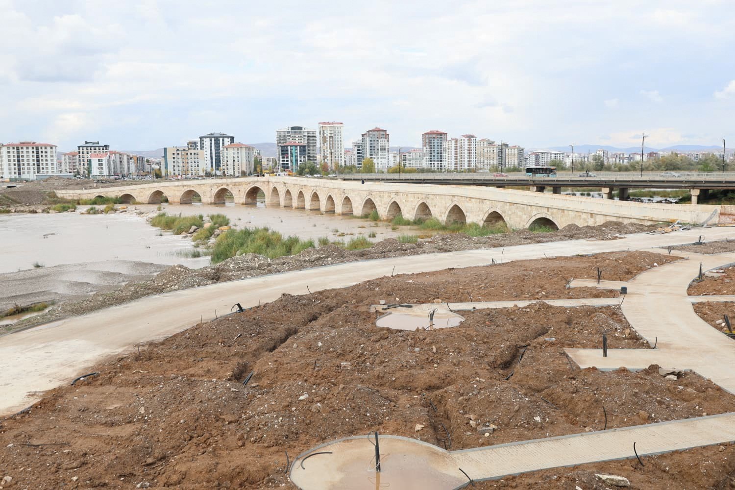 Kızılırmak kıyısında Sokak Lezzetleri binasının temeli atıldı