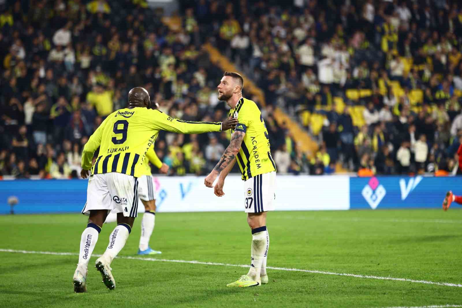 Trendyol Süper Lig: Fenerbahçe: 1 - Göztepe: 2 (Maç sonucu)