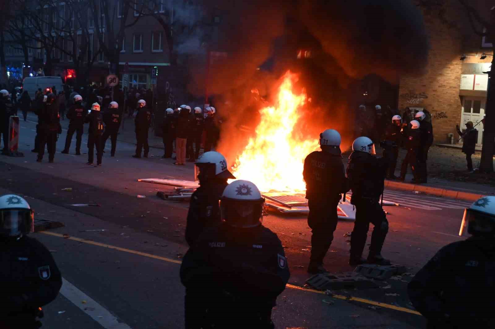 Hamburg’da zorunlu askerliğe karşı yapılan gençlik protestosu olaylı bitti