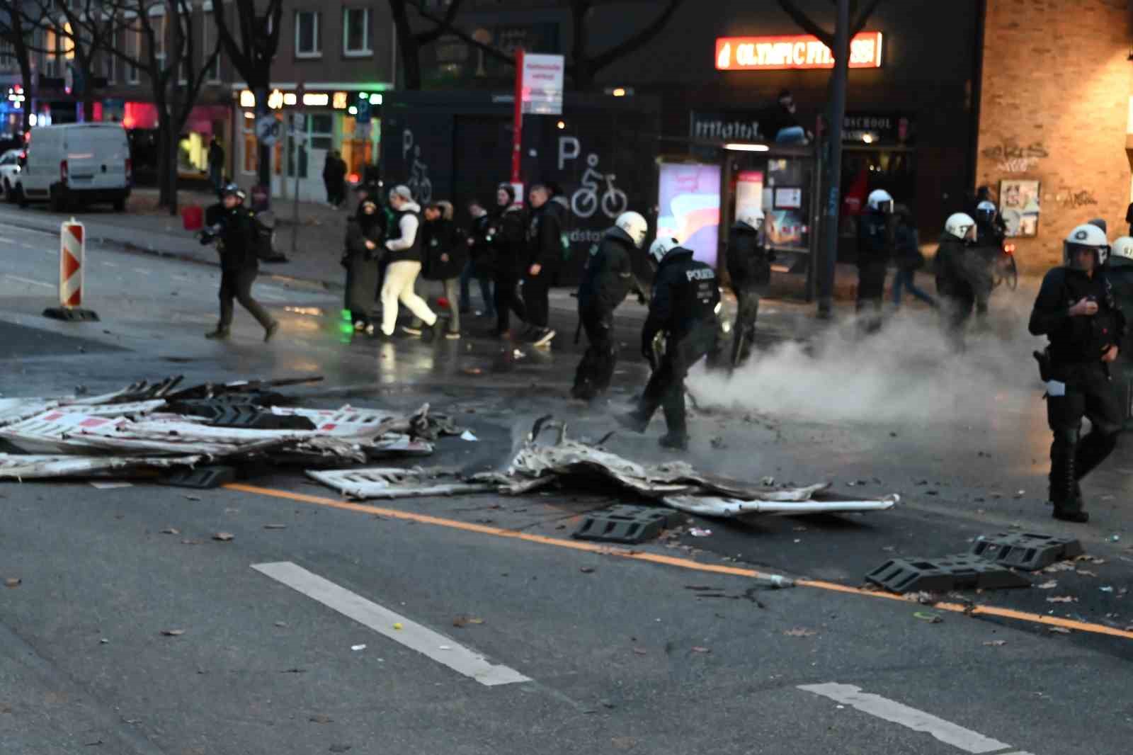 Hamburg’da zorunlu askerliğe karşı yapılan gençlik protestosu olaylı bitti