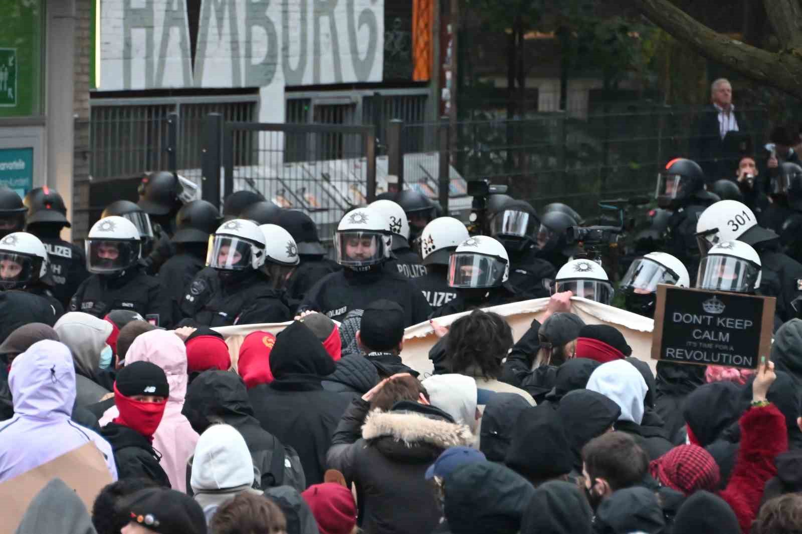 Hamburg’da zorunlu askerliğe karşı yapılan gençlik protestosu olaylı bitti