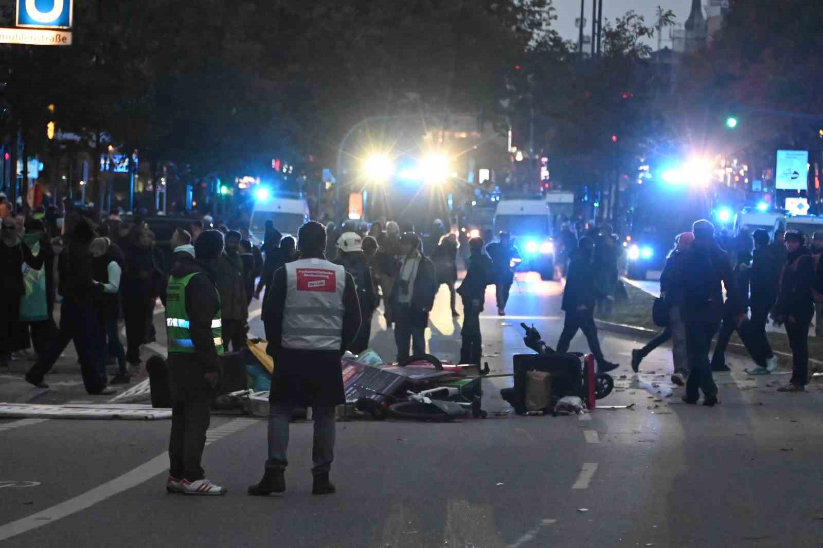 Hamburg’da zorunlu askerliğe karşı yapılan gençlik protestosu olaylı bitti