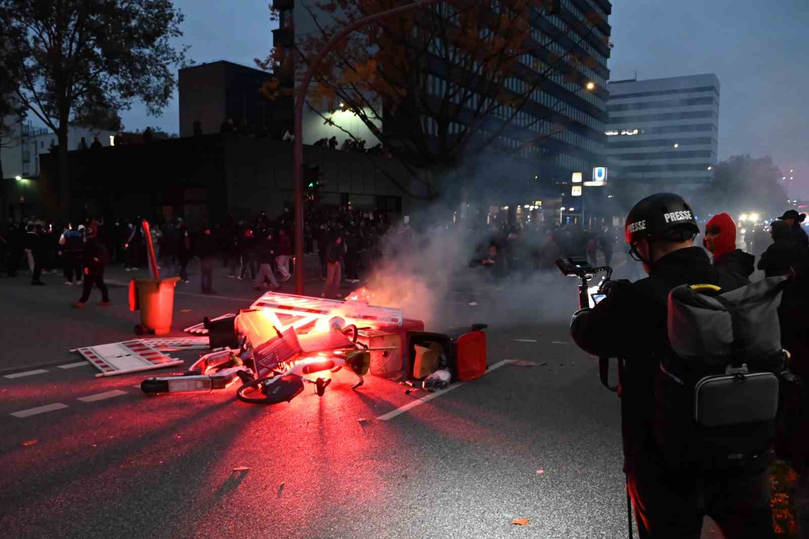 Hamburg’da zorunlu askerliğe karşı yapılan gençlik protestosu olaylı bitti