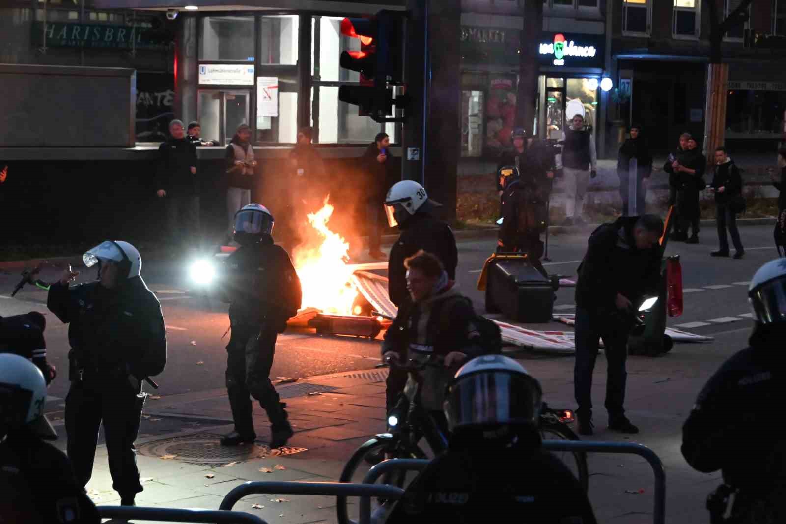Hamburg’da zorunlu askerliğe karşı yapılan gençlik protestosu olaylı bitti