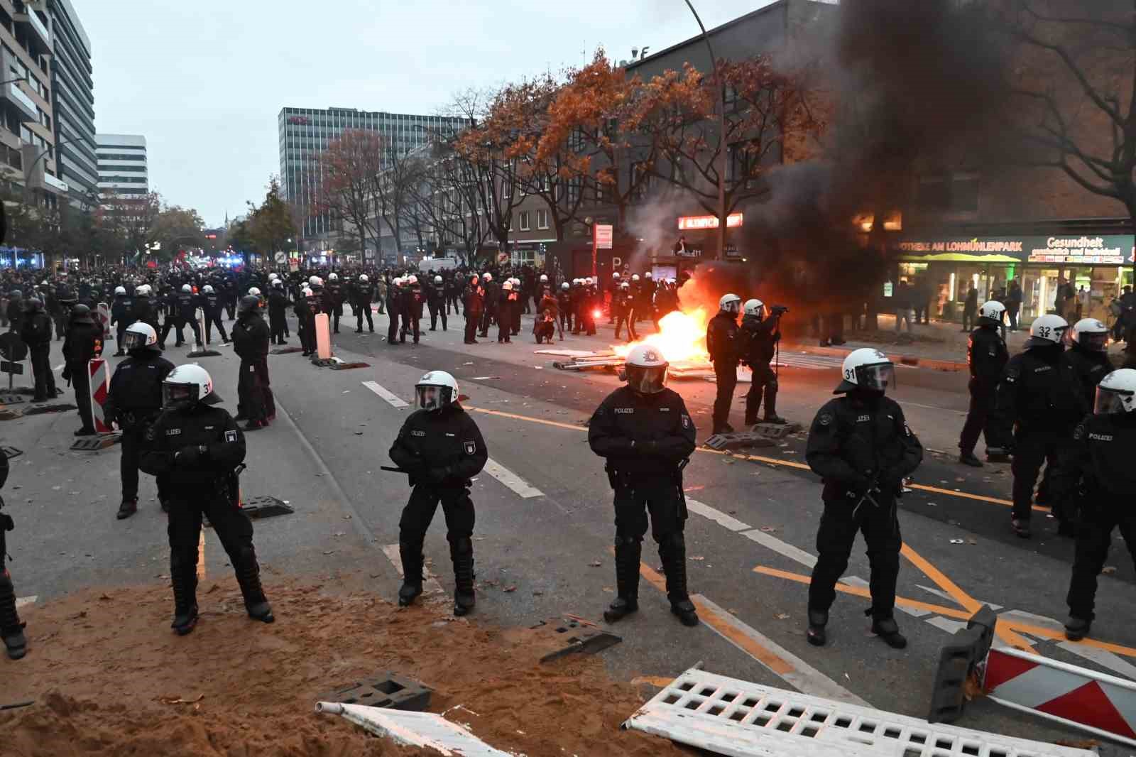 Hamburg’da zorunlu askerliğe karşı yapılan gençlik protestosu olaylı bitti