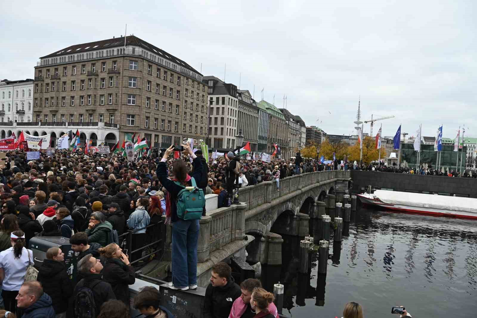 Hamburg’da zorunlu askerliğe karşı yapılan gençlik protestosu olaylı bitti