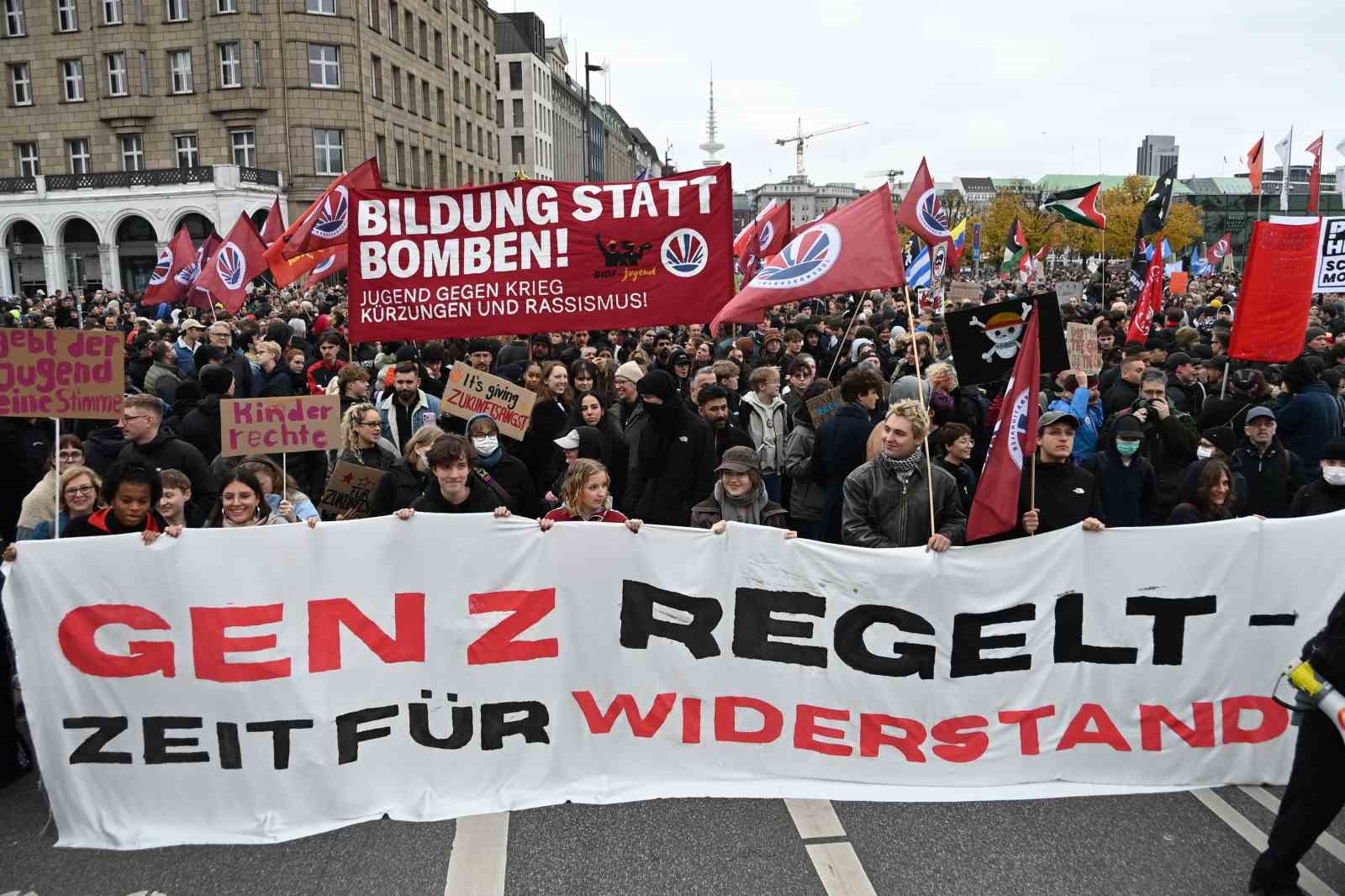 Hamburg’da zorunlu askerliğe karşı yapılan gençlik protestosu olaylı bitti