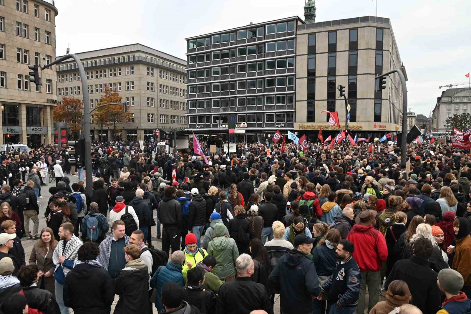 Hamburg’da zorunlu askerliğe karşı yapılan gençlik protestosu olaylı bitti