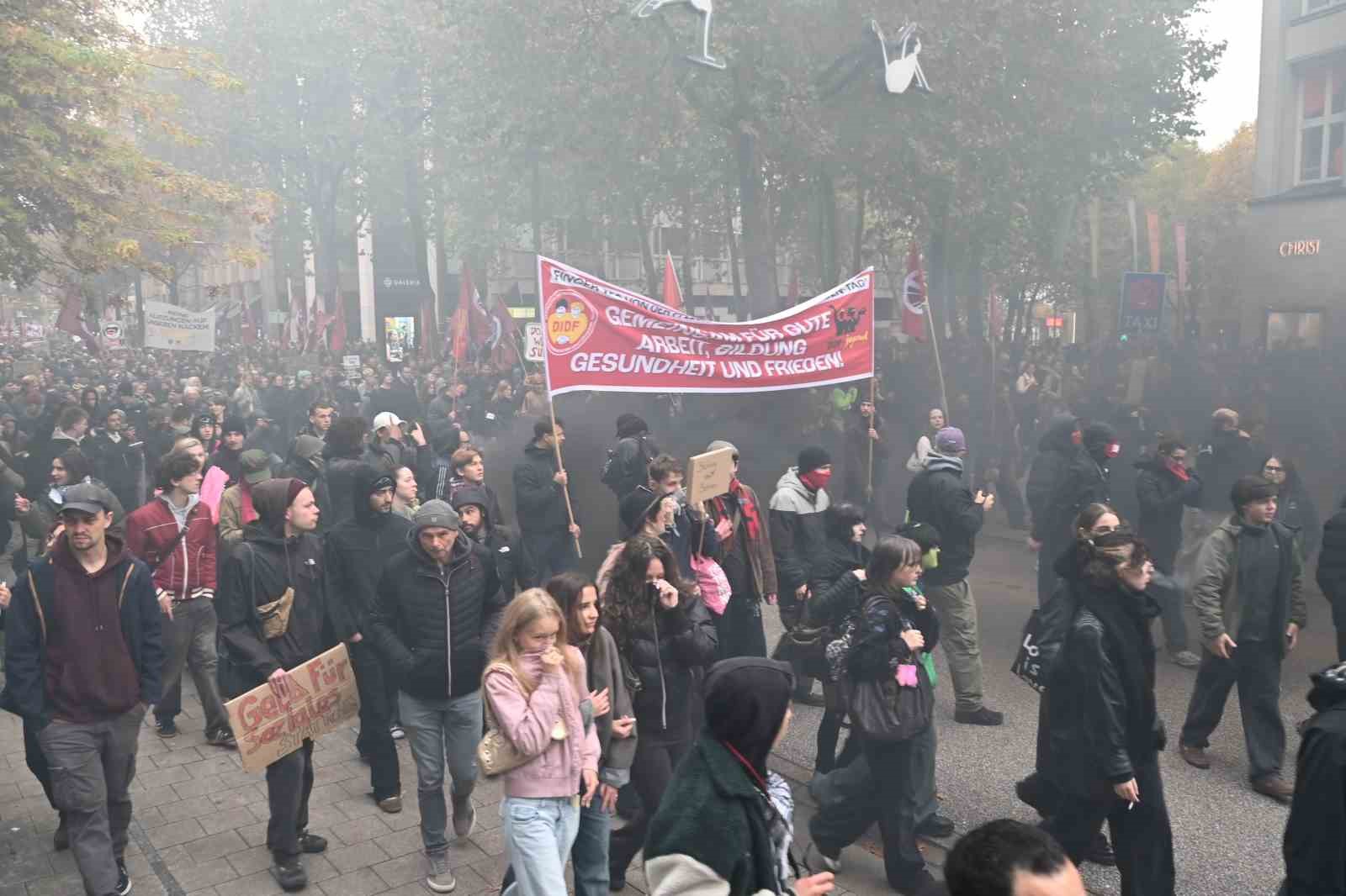 Hamburg’da zorunlu askerliğe karşı yapılan gençlik protestosu olaylı bitti
