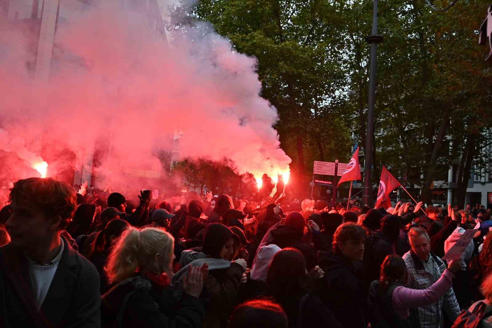 Hamburg’da zorunlu askerliğe karşı yapılan gençlik protestosu olaylı bitti