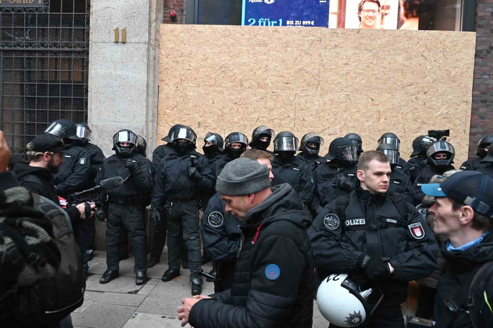 Hamburg’da zorunlu askerliğe karşı yapılan gençlik protestosu olaylı bitti
