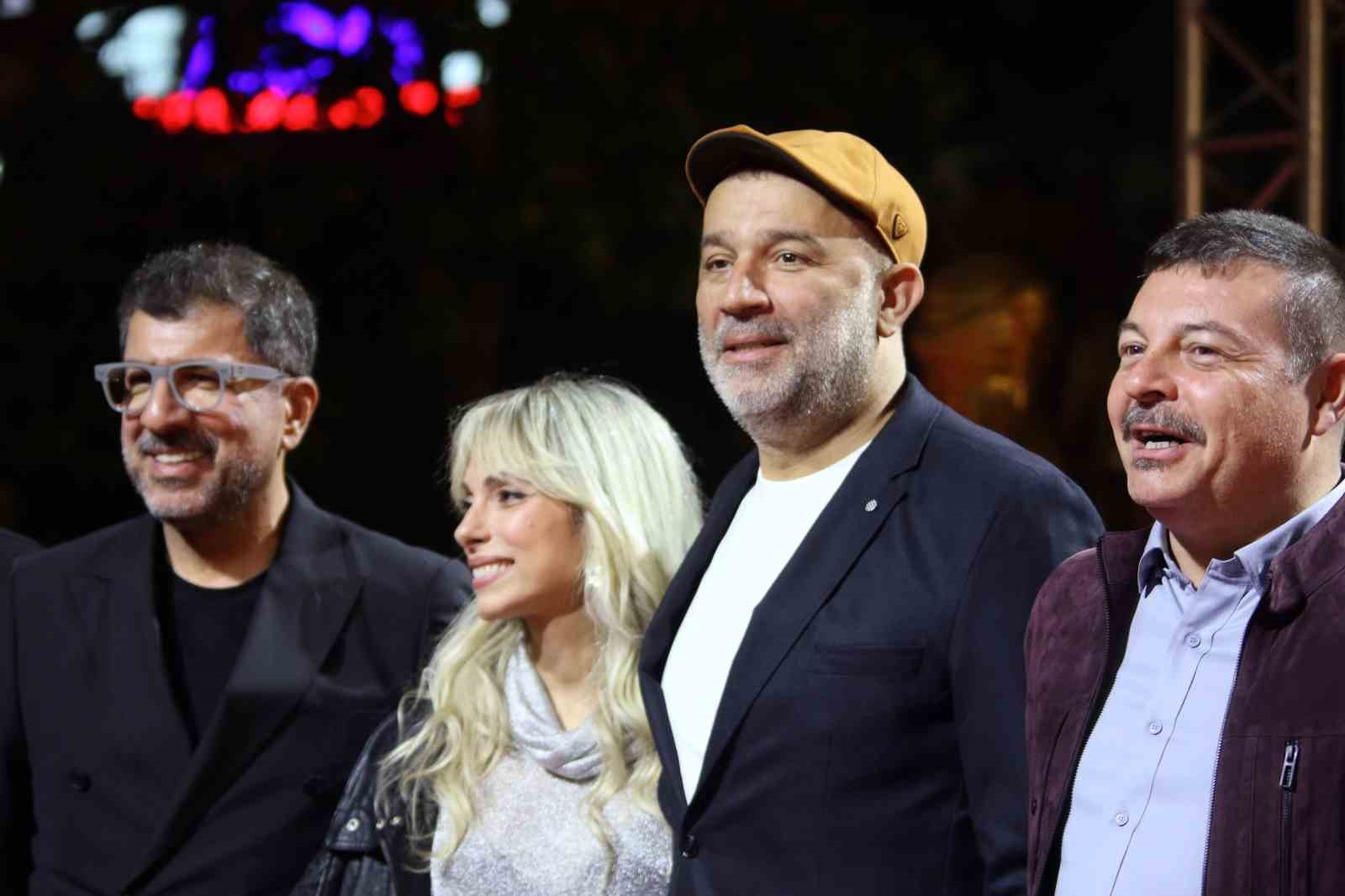 Altın Portakal Film Festivali ödül töreni öncesi kırmızı halıda şıklık yarışı yaşandı