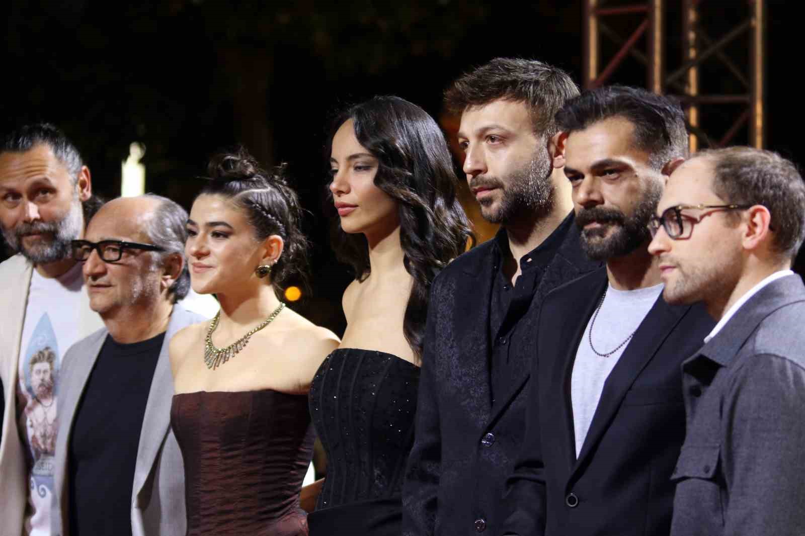 Altın Portakal Film Festivali ödül töreni öncesi kırmızı halıda şıklık yarışı yaşandı