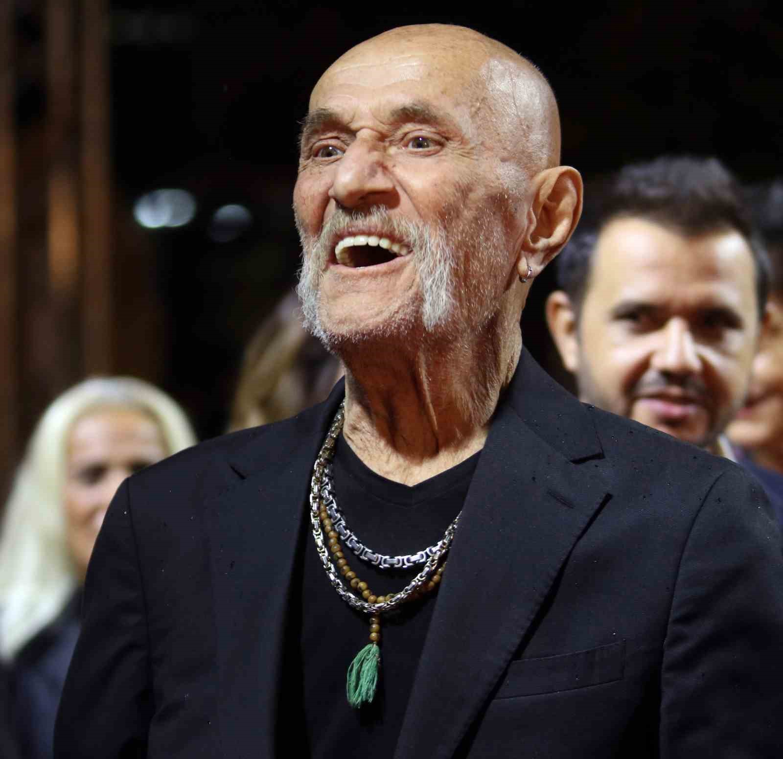 Altın Portakal Film Festivali ödül töreni öncesi kırmızı halıda şıklık yarışı yaşandı