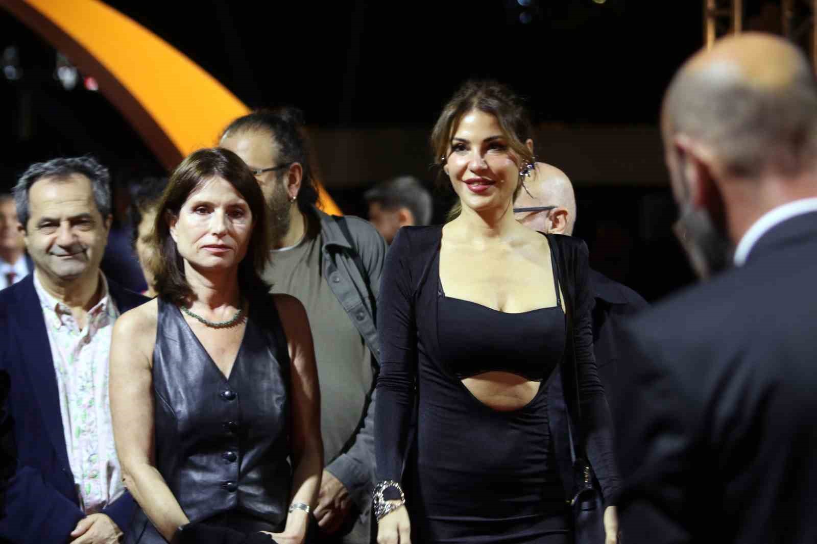 Altın Portakal Film Festivali ödül töreni öncesi kırmızı halıda şıklık yarışı yaşandı