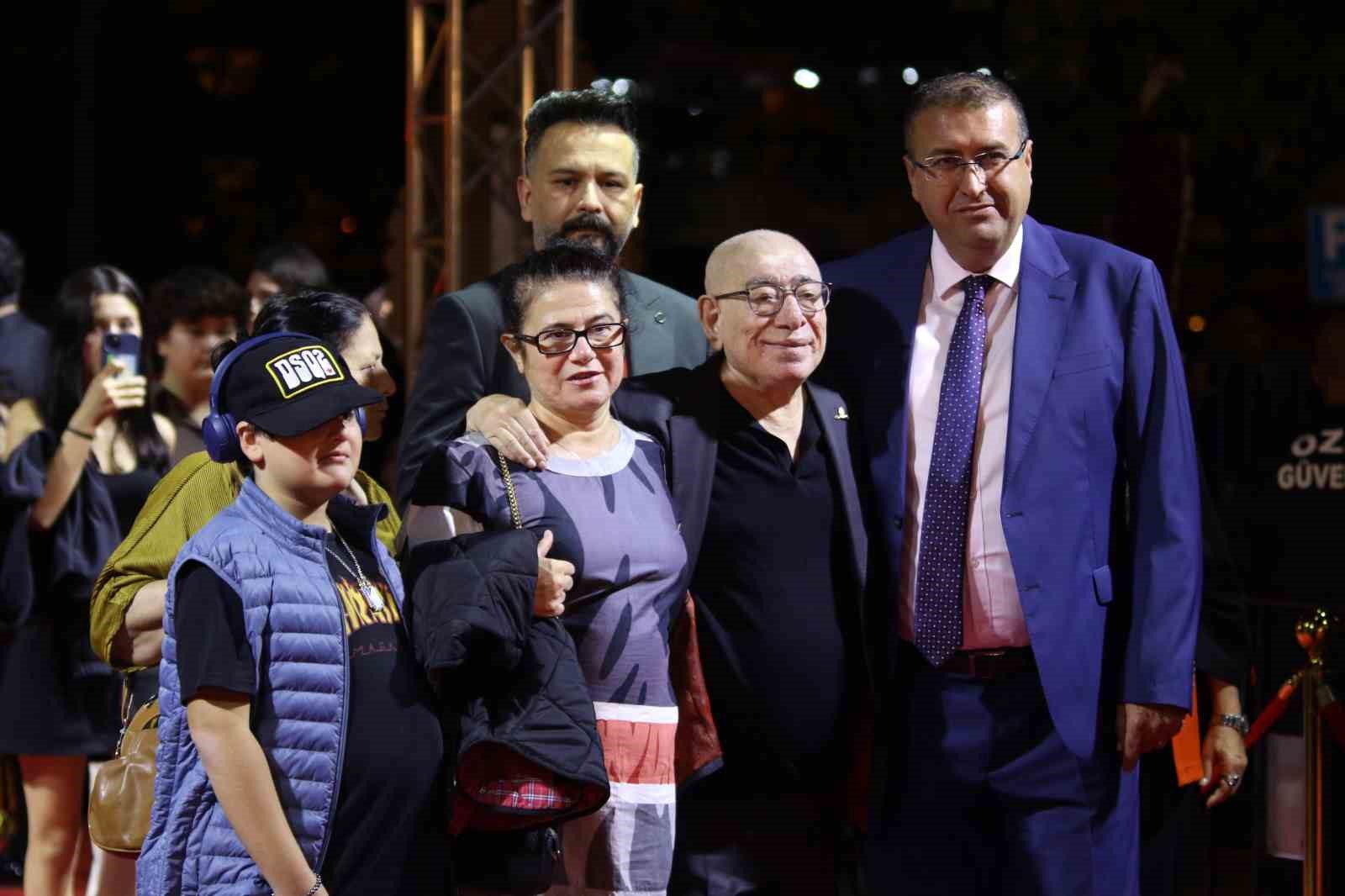 Altın Portakal Film Festivali ödül töreni öncesi kırmızı halıda şıklık yarışı yaşandı