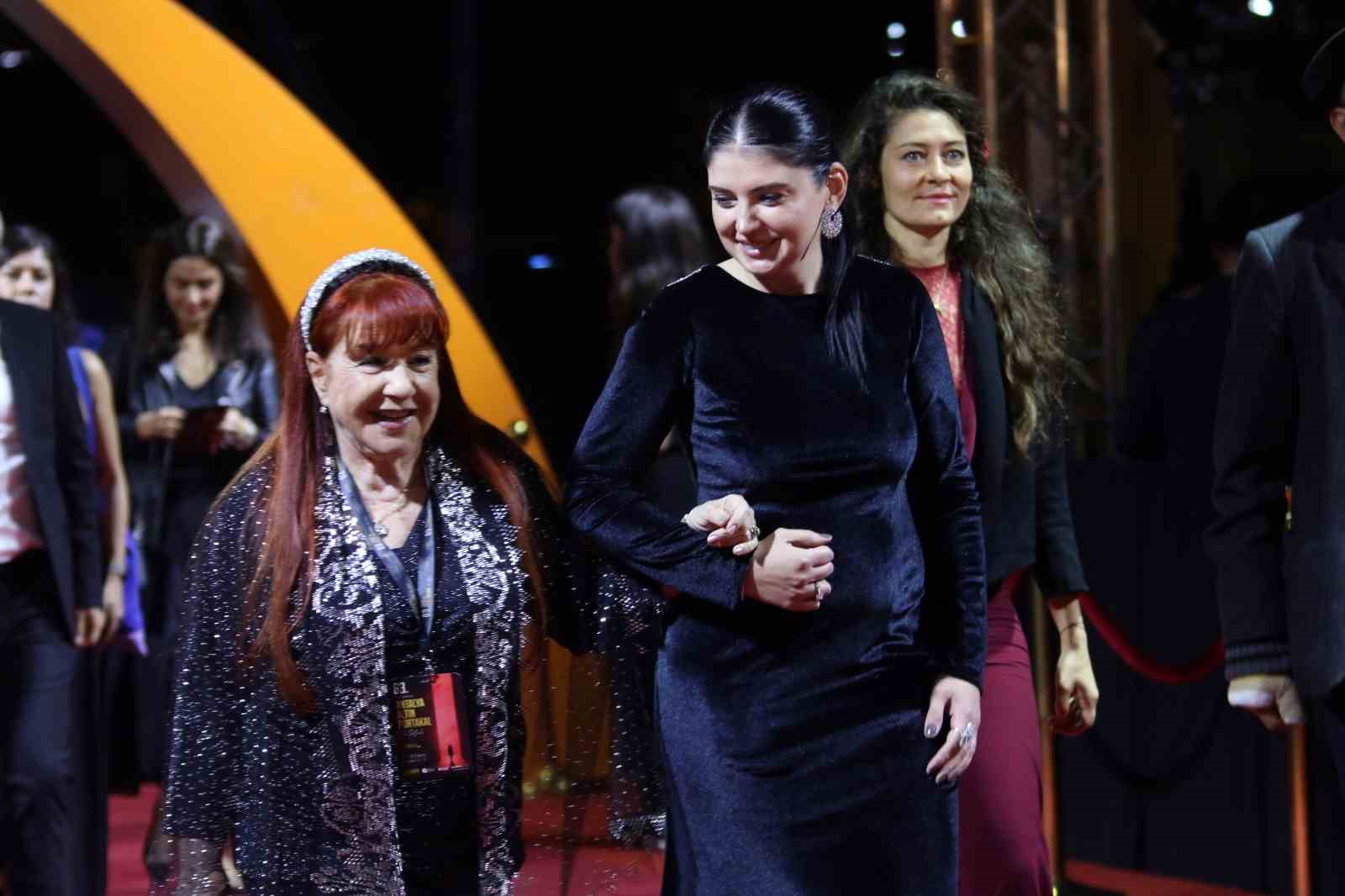 Altın Portakal Film Festivali ödül töreni öncesi kırmızı halıda şıklık yarışı yaşandı