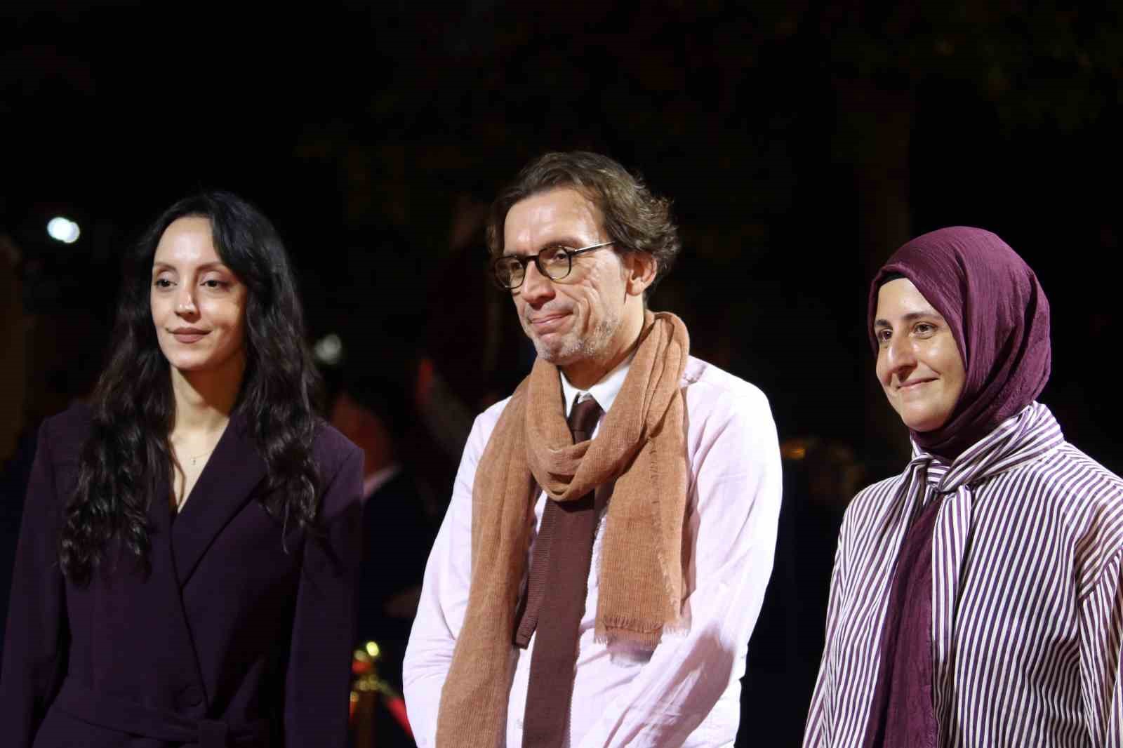 Altın Portakal Film Festivali ödül töreni öncesi kırmızı halıda şıklık yarışı yaşandı