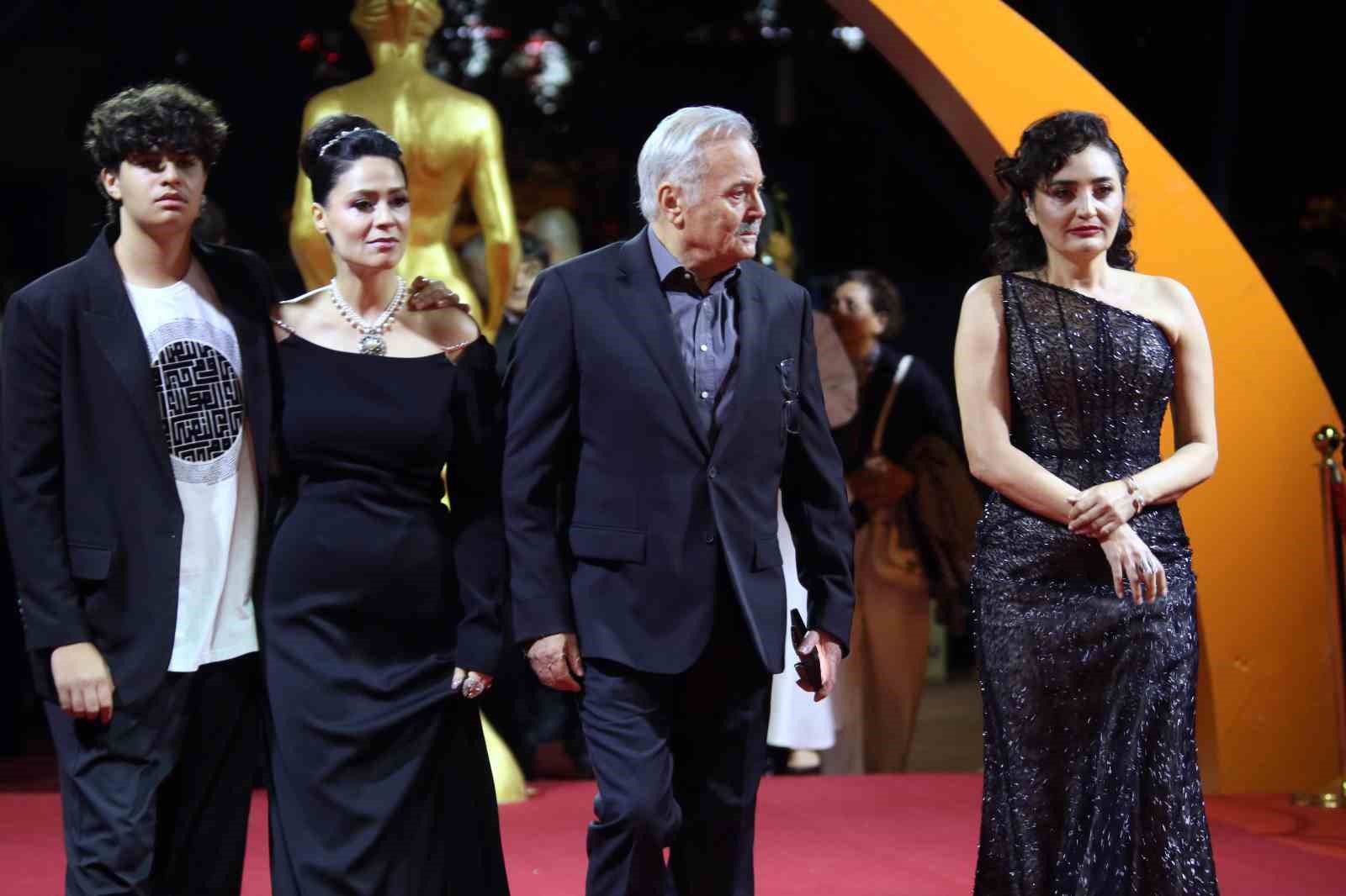Altın Portakal Film Festivali ödül töreni öncesi kırmızı halıda şıklık yarışı yaşandı
