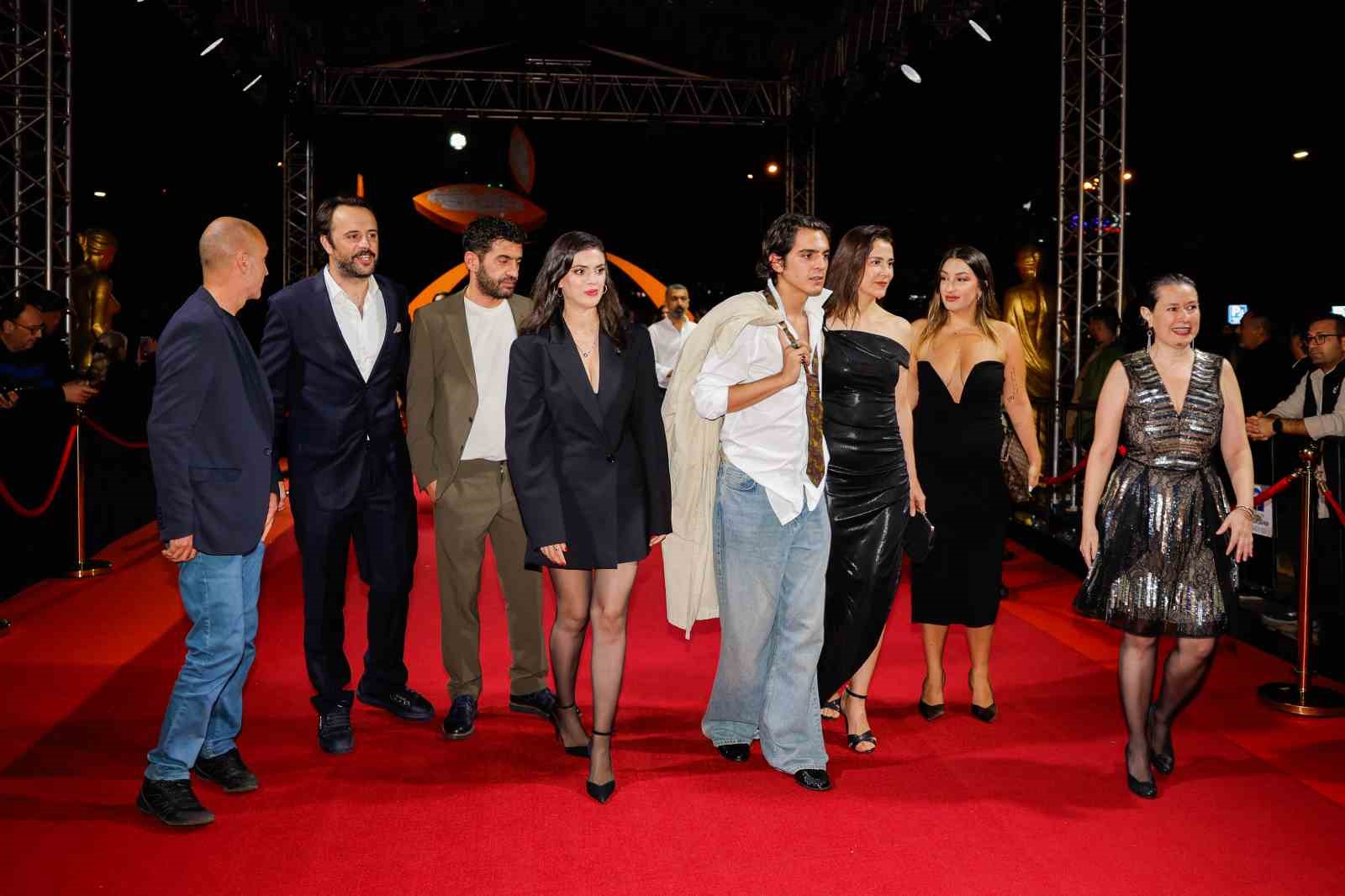 Altın Portakal Film Festivali ödül töreni öncesi kırmızı halıda şıklık yarışı yaşandı