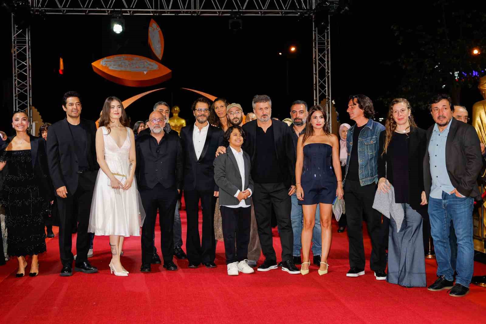 Altın Portakal Film Festivali ödül töreni öncesi kırmızı halıda şıklık yarışı yaşandı