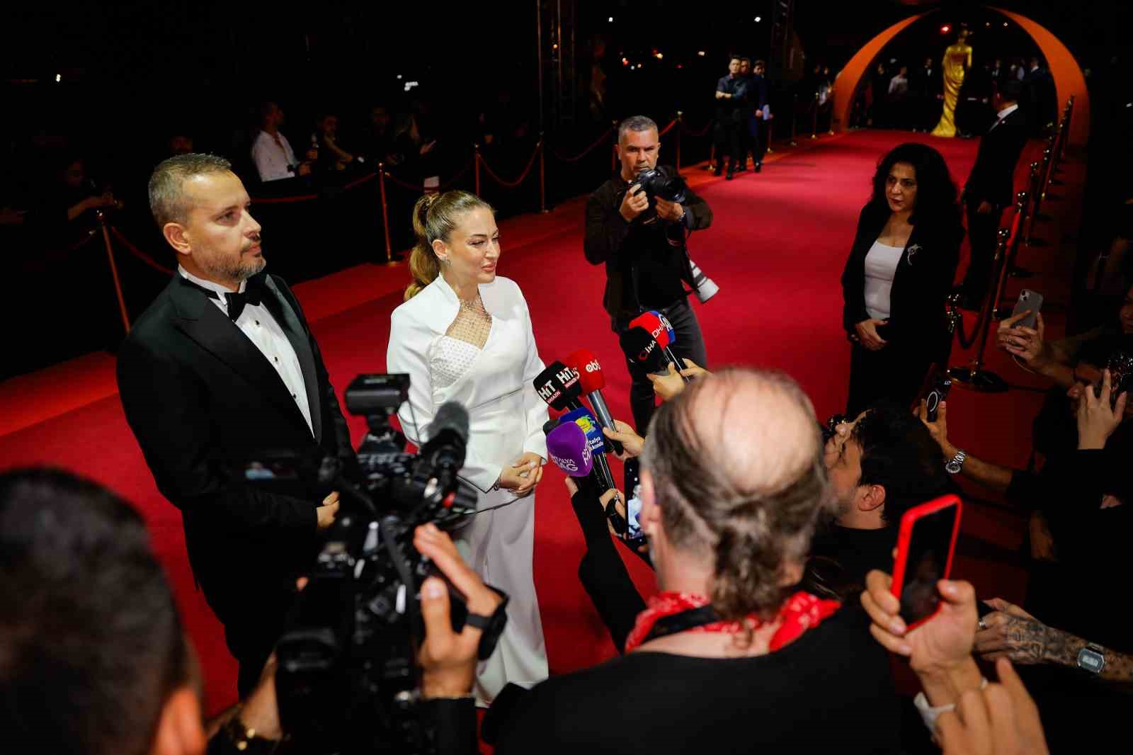 Altın Portakal Film Festivali ödül töreni öncesi kırmızı halıda şıklık yarışı yaşandı