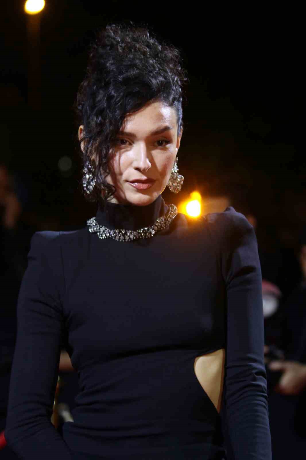 Altın Portakal Film Festivali ödül töreni öncesi kırmızı halıda şıklık yarışı yaşandı