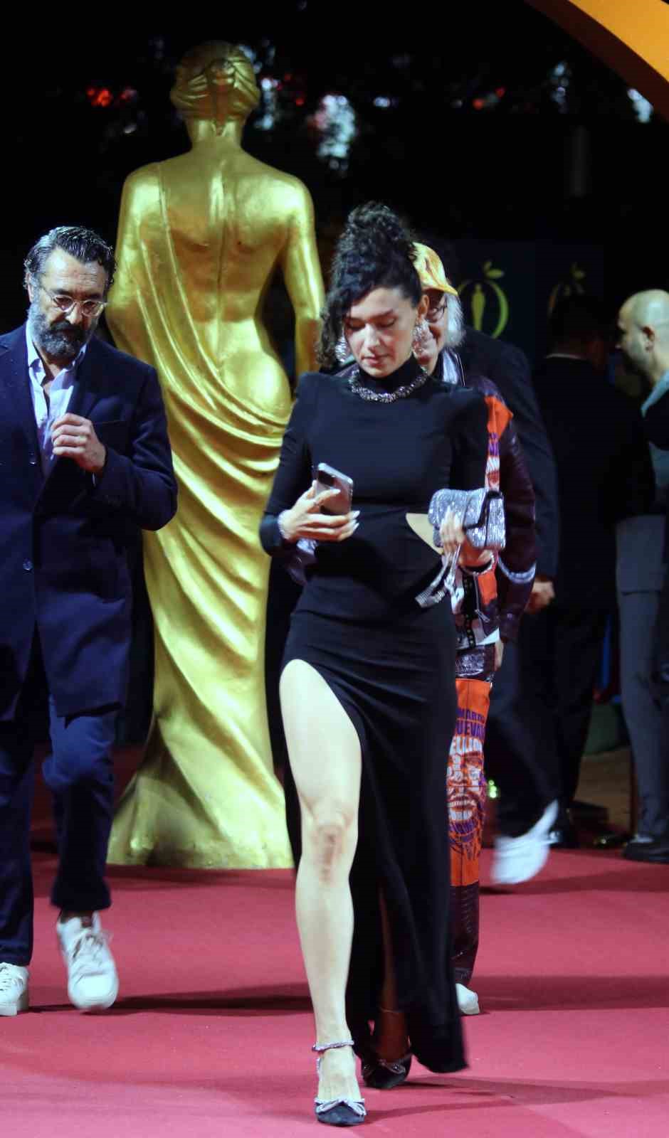 Altın Portakal Film Festivali ödül töreni öncesi kırmızı halıda şıklık yarışı yaşandı