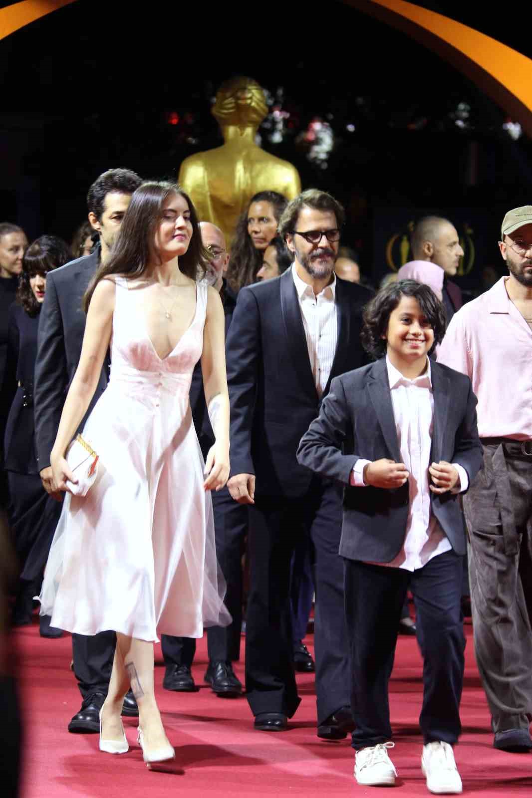 Altın Portakal Film Festivali ödül töreni öncesi kırmızı halıda şıklık yarışı yaşandı