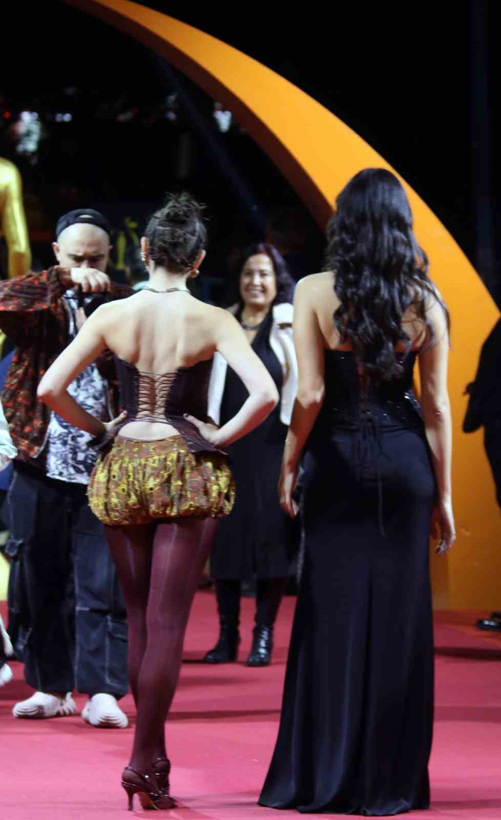 Altın Portakal Film Festivali ödül töreni öncesi kırmızı halıda şıklık yarışı yaşandı