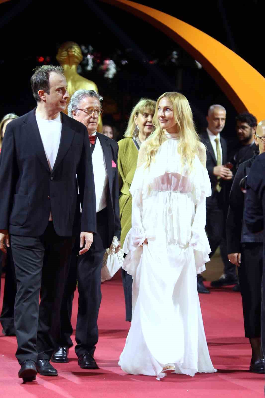 Altın Portakal Film Festivali ödül töreni öncesi kırmızı halıda şıklık yarışı yaşandı