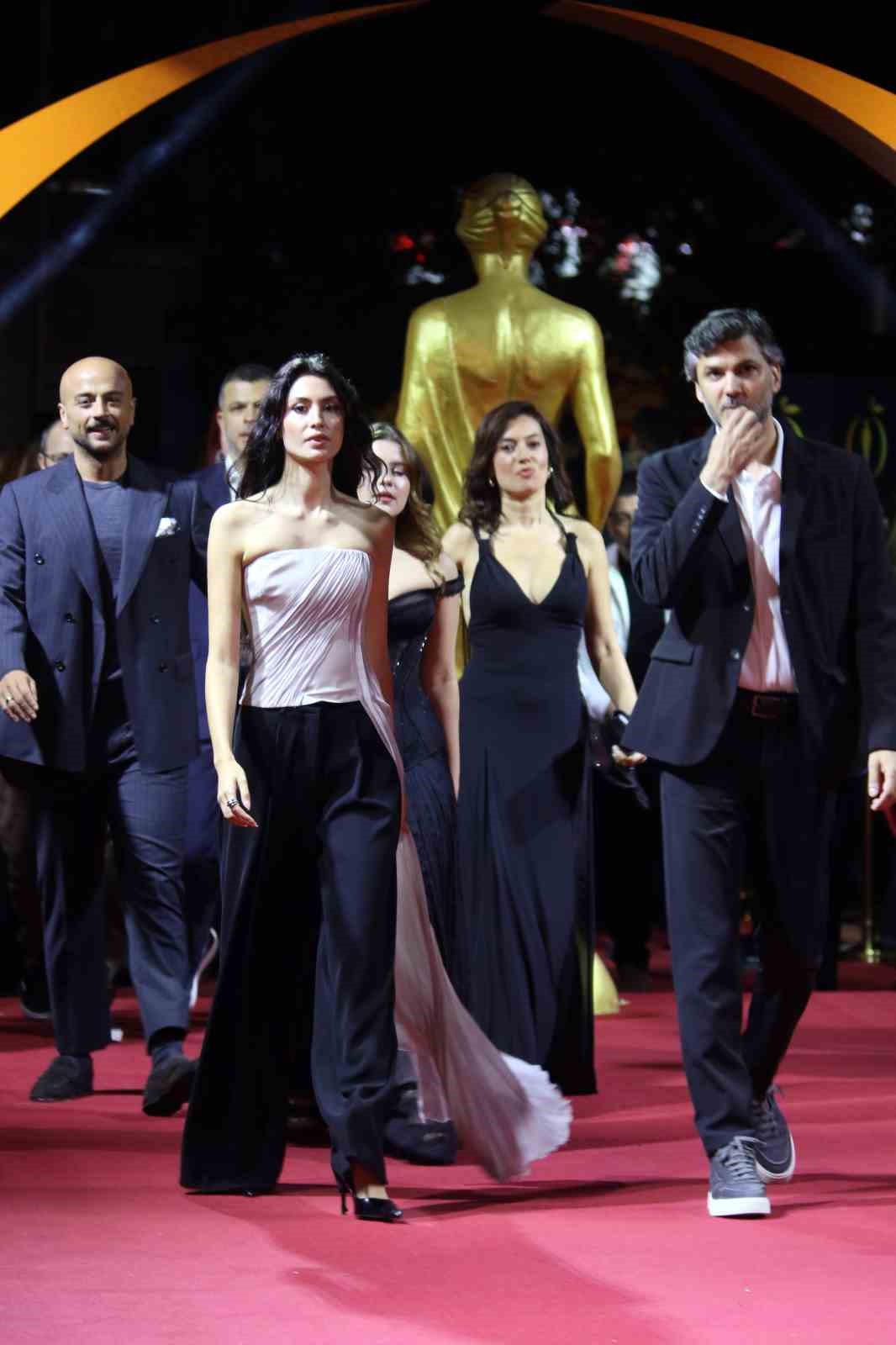 Altın Portakal Film Festivali ödül töreni öncesi kırmızı halıda şıklık yarışı yaşandı