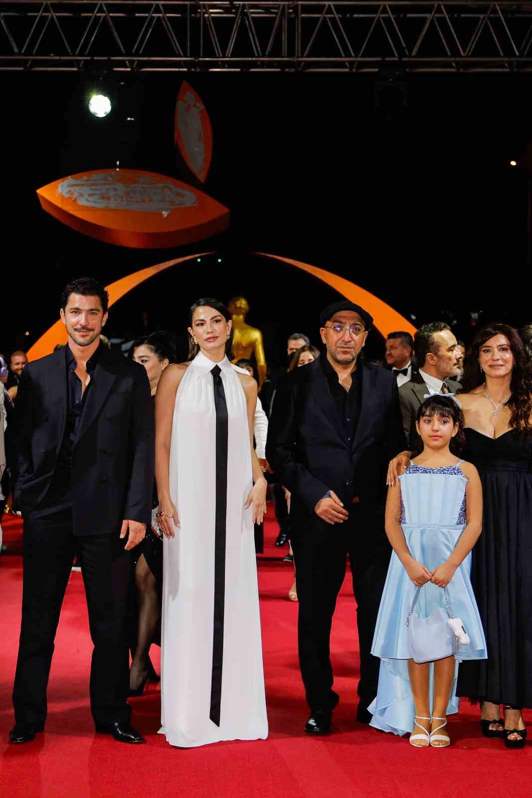 Altın Portakal Film Festivali ödül töreni öncesi kırmızı halıda şıklık yarışı yaşandı