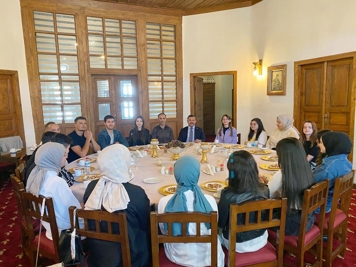 ÜNİVERSİTEYİ KAZANAN ÖĞRENCİLERDEN YALÇIN'A TEŞEKKÜR ZİYARETİ