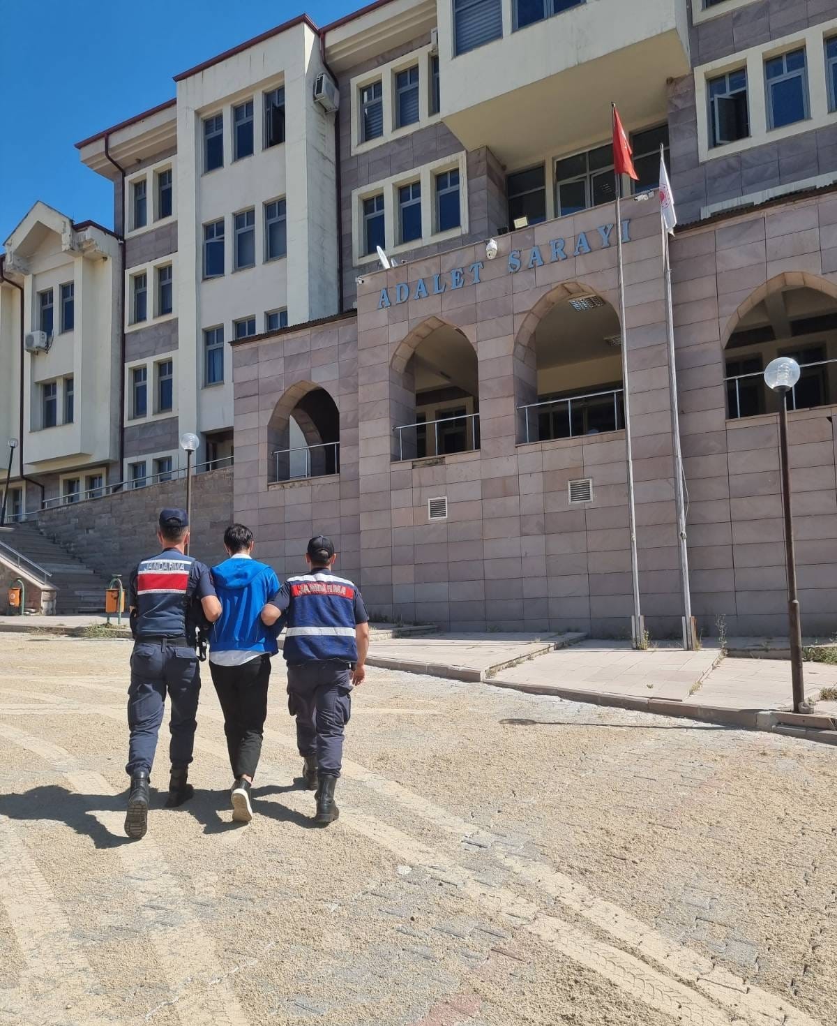 YOZGAT’TA ŞANTAJ VE TACİZ SUÇLARINDAN ARANAN FİRARİ YAKALANDI 