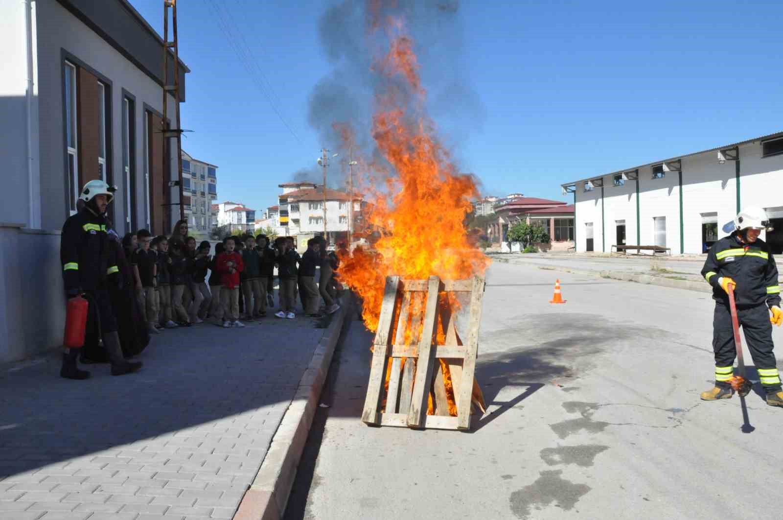 SORGUNDA İLKOKUL ÖĞRENCİLERİNE YANGINA MÜDAHALE EĞİTİMİ 