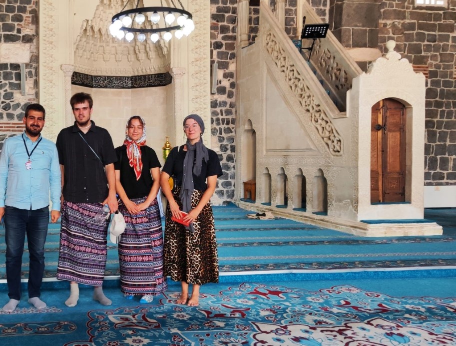 BURSA’DAN SONRA DİYARBAKIR ULU CAMİ’DE YABANCI TURİSTLER ETEK GİYDİ 