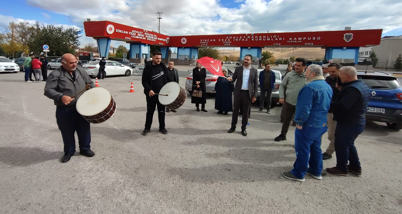 15 TEMMUZ GAZİLERİ GÜLEN’İN ÖLÜMÜNÜ DAVUL ZURNA İLE KUTLADI 