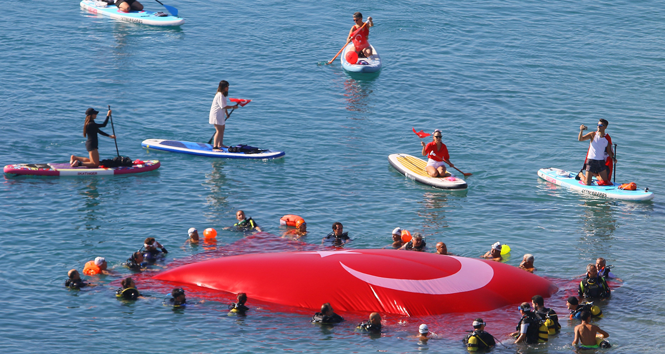 ANTALYA’DA DALGIÇLAR DENİZDE DEV TÜRK BAYRAĞI AÇTI 