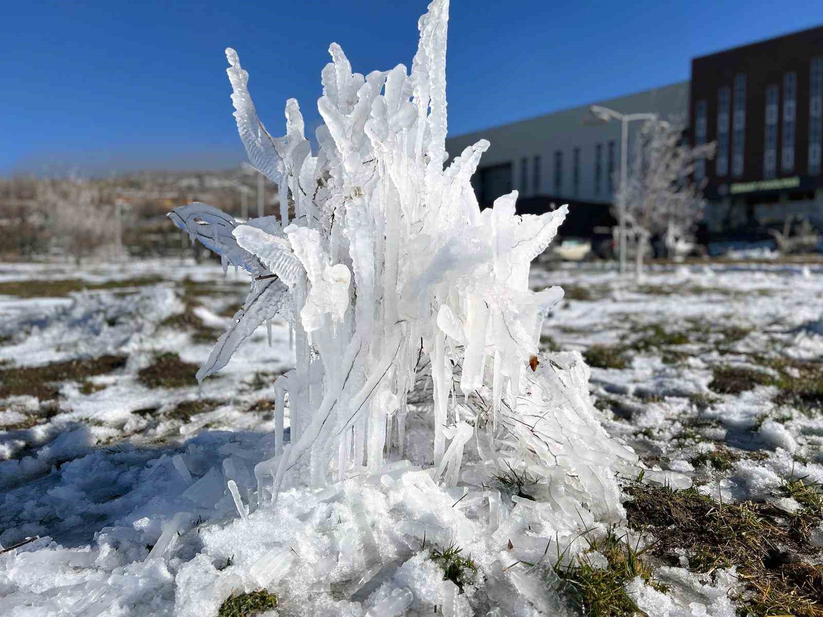 YOZGAT’TA SOĞUK HAVA BUZ SARKIKLARIYLA GÖRSEL ŞÖLENE DÖNÜŞTÜ 