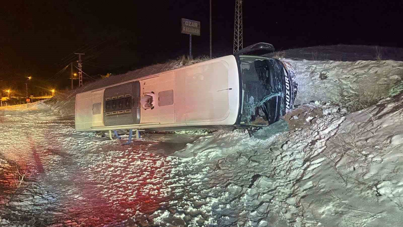 YOZGAT’TA YOLCU OTOBÜSÜ DEVRİLDİ: 5 YARALI 