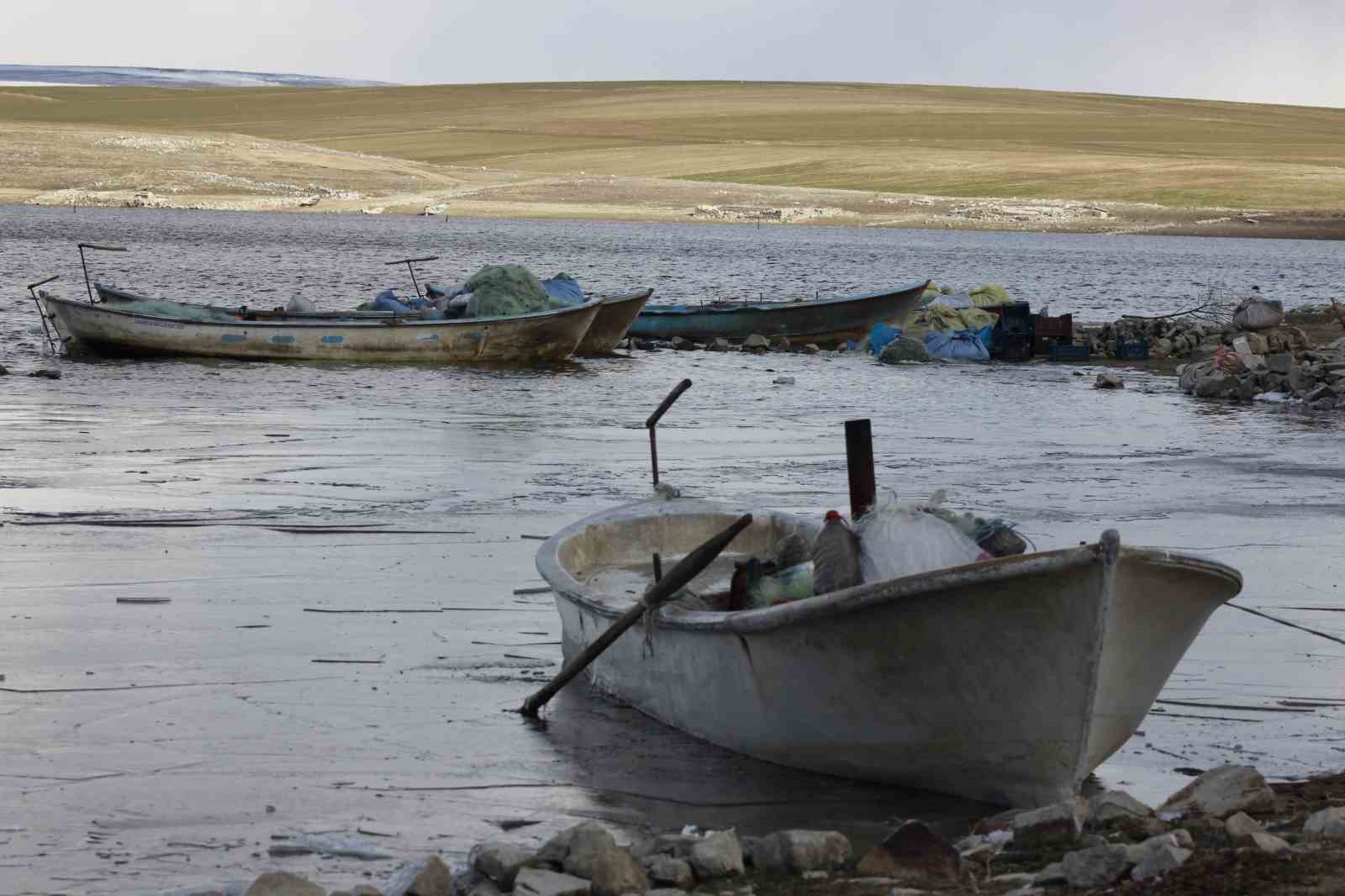 YOZGAT’TA BARAJ YÜZEYİ KISMEN BUZ TUTTU, BALIKÇILAR KIYIDA KALDI 