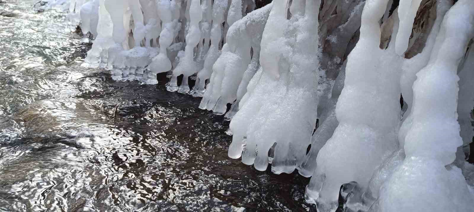 YOZGAT’TA NEHİRDEKİ BUZLAR AYAK PARMAKLARINA BENZETİLDİ 