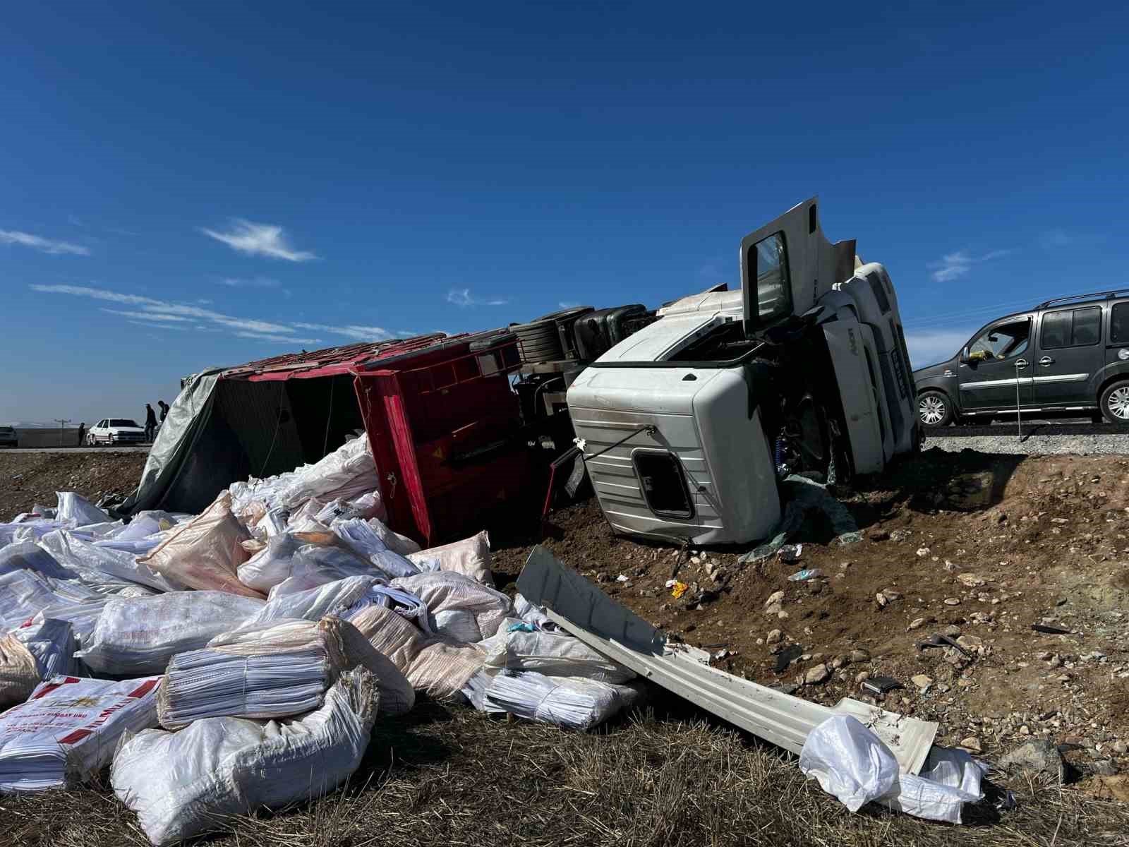 ÇUVAL YÜKLÜ TIR DEVRİLDİ,  2 YARALI 